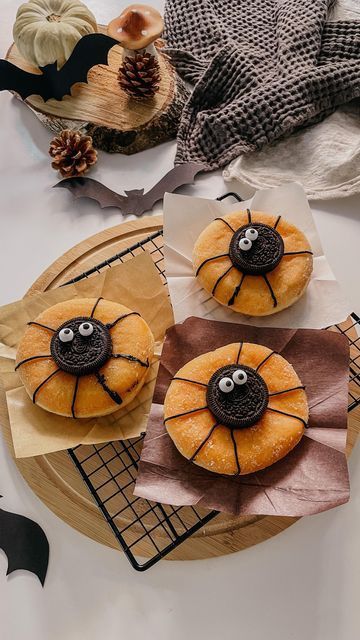 Donut Spiders Halloween Foods, Donut Halloween Treats, Spider Donuts Halloween, Homemade Halloween Food, Halloween Baking Easy, Spider Doughnut, Halloween Doughnuts Ideas, Halloween Donuts Ideas, Donut Cake Ideas