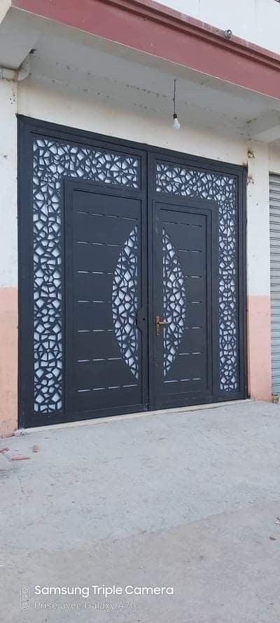 Cnc Gate Design, Compound Gate, Modern Main Gate Designs, Jaali Design, Grill Gate Design, Metal Doors Design, Interior Design Videos, Grill Door Design, Balcony Grill Design