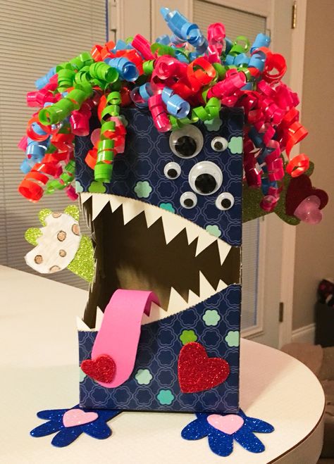 Cookie Monster valentines box Easy Valentine Crafts For Kids, Valentines Box Ideas, Box Ideas For Kids, Craft Kindergarten, Girls Valentines Boxes, Diy Valentines Box, Kids Valentine Boxes, Valentine Card Box, Monster Valentines