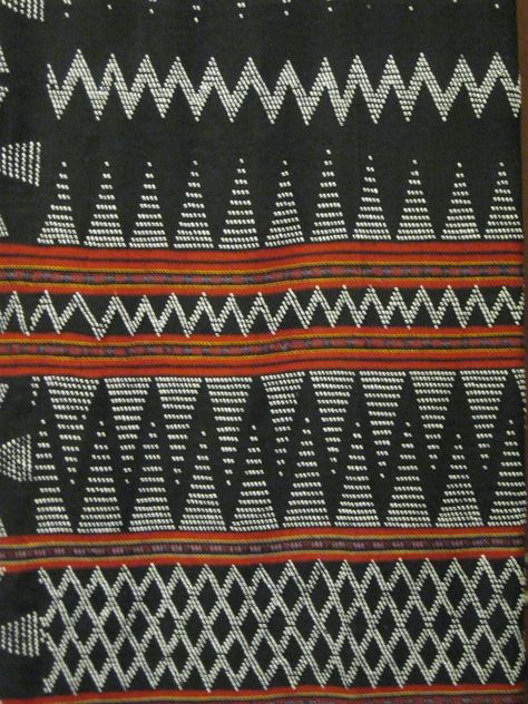 vietnamese textile Native American Fabric, Native American Blanket, Hand Quilting Patterns, Northern Vietnam, Quilting Fashion, Fashion Textiles, Native American Patterns, Longarm Quilting Designs, Amish Quilts