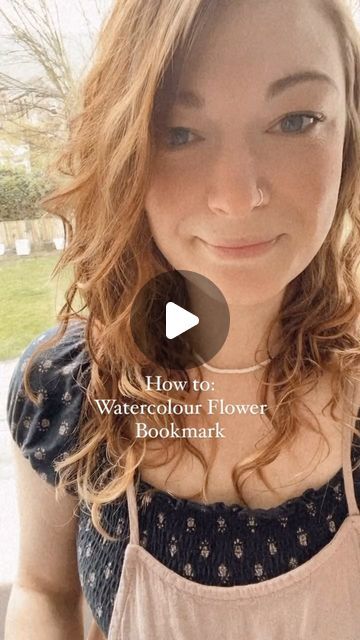 Emma Weekes | Watercolour teacher and Sketchbook maker on Instagram: "How to: Watercolour Flower Bookmark 

1. Mix some orange and lots of water together so that you have a diluted orange. Then paint 4 small dots. 

2. Dip your brush in water, then tap off the excess. 
Use the water on your brush to swell out the orange dots. 

3. Repeat for 2 more flowers down the bookmark. 

4. Tap purple at the inner edges of the petals. Make sure you leave a small white gap in the very centre of the flower. 

5. Connect the flowers with some stems and leaves. 

6. Tap a darker orange into the middle of the flowers. 

7. Finish your bookmark off by tying twine at the top. 

Gift your pretty bookmark to someone special 🌿

And if you’d like the same blank bookmarks and twine that I’m painting on in the v Watercolour Bookmarks Tutorials, Diy Watercolor Bookmarks, Watercolour Book Marks, Water Colour Book Mark Ideas, Book Marks Water Colour, Easy Watercolor Paintings Bookmark, Watercolour Bookmarks Flower, Watercolor Face, Orange Dots