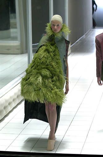 Alexander McQueen, Spring/Summer 2001, Ready to Wear Solarpunk Fashion, Weird Fashion, Arte Floral, Couture Fashion, Runway Fashion, Fashion Art, Alexander Mcqueen, Fashion News, High Fashion