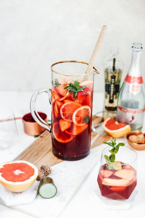 Apple Cider Whiskey, Champagne Sangria, Easy Sangria Recipes, Pitcher Cocktails, Strawberry Vodka, Strawberry Champagne, Gin Fizz, Mexican Hot Chocolate, Sangria Recipes