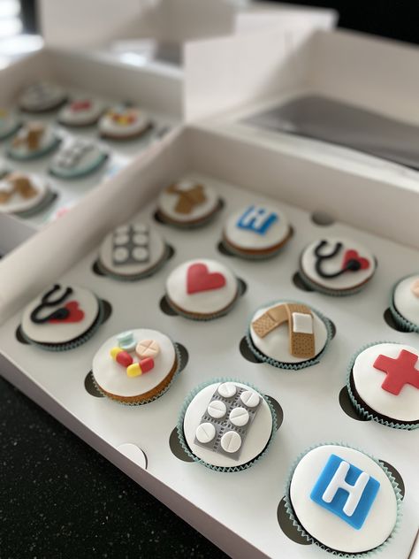 Doctor Theme Cupcakes, Nurse Cupcakes Ideas, Doctor Cupcakes, Nursing Graduation Cakes, Nurse Cupcakes, Medical Cake, Piggy Cake, Choc Ganache, Doctor Party