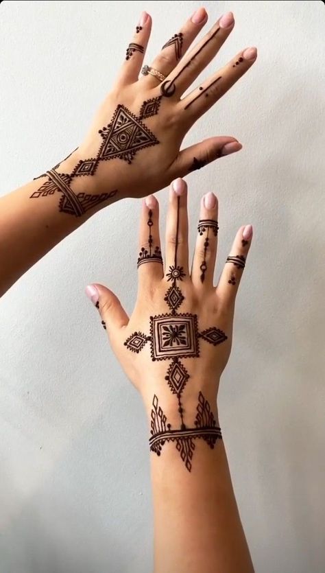 Henna Tattoo Design, Small Henna Designs, Tattoos Henna, Henna Style Tattoos, Back Hand Mehndi, Henna Inspired Tattoos, Henna Hand, Henna Tattoo Hand, Henna Tattoo Designs Hand