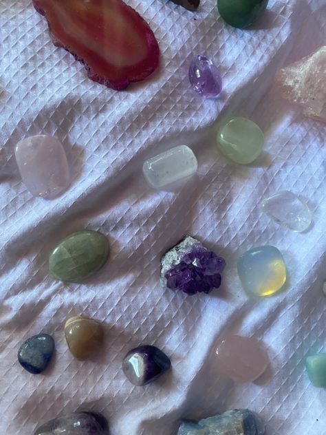 Crystal Alter, Crystal Pictures, Witchcraft Altar, Crystal Room, Crystal Vibes, Vintage Room Decor, Pretty Rocks, Shine Bright Like A Diamond, Puff And Pass