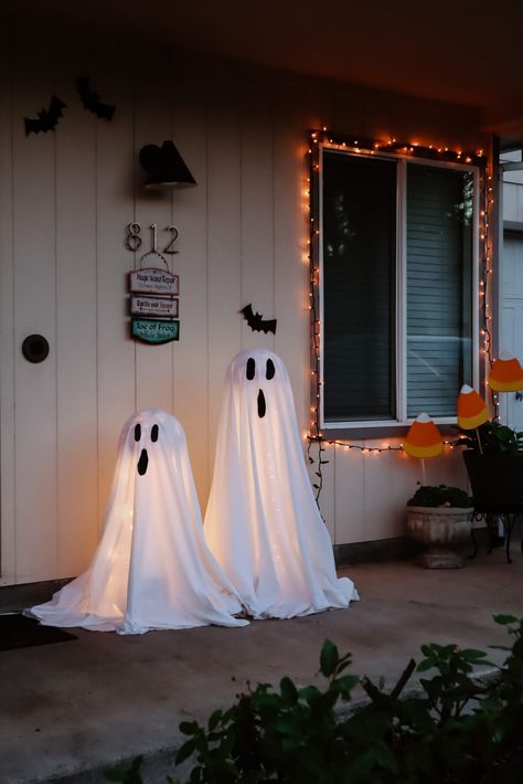 Lawn Ghosts, Diy Ghost Decoration, Outdoor Ghosts, Diy Halloween Ghosts, Halloween Porch Decor, Front Porch Decor Ideas, Halloween Diy Outdoor, Ghost Diy, Halloween Front Porch Decor