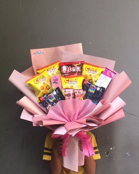 Bucket Snack Ideas, Bucket Snack Graduation, Bucket Snack Pink, Snack Bouquet Ideas, Bouqet Snack, Snacks Bouquet, Bouquet Diy Gift, Bucket Diy, Snack Tower