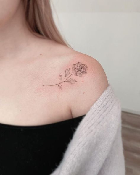 Small Shoulder Rose Tattoos For Women, Small Rose Shoulder Tattoo, Collarbone Rose Tattoos For Women, Last Name Tattoos For Women, Feminine Rose Tattoo For Women, Rose On Collar Bone Tattoo, Small Rose Tattoo Placement, Rose Collarbone Tattoo, Collar Bone Tattoo Rose