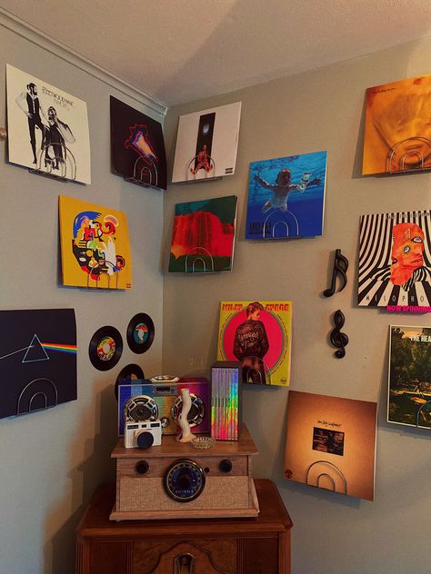 Vinyl Corner Bedroom, Music Gallery Wall Ideas, Vinyls On Wall, Music Gallery Wall, Vinyl Setup, Vinyl On Wall, Wall Behind Tv, Record Ideas, Music Lounge