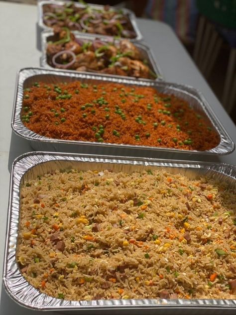 African Food Buffet, African Party Food, Catering Buffet Presentation, Food Tray Ideas, Bussin Food, Uni Graduation, African Restaurant, Wedding Rice, Wedding Buffet Food