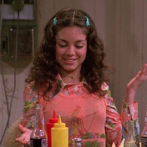 1juli — Jackie 😍 That 70s Show Outfits, That 70s Show Aesthetic, 70s Show Outfits, Jackie Burkhart Outfits, Jackie That 70s Show, Jackie Burkhart, Hair Clips 90s, 70 Show, 70s Show