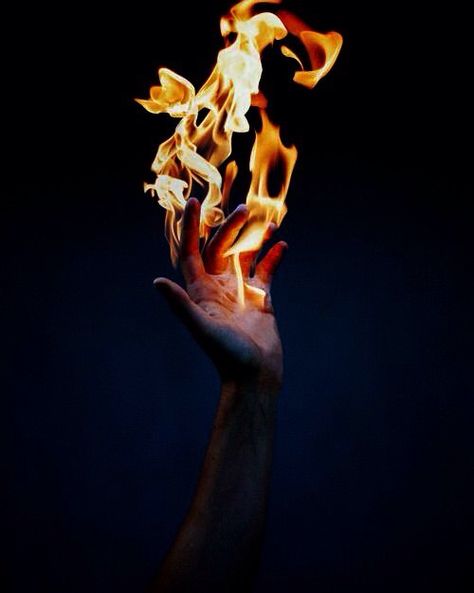 fire fingers Fire Wielder Aesthetic, Fire Magic Aesthetic, Hand On Fire, Holding Fire, Vampire Academy, Magic Aesthetic, Fire Powers, Red Queen, Fantasy Aesthetic