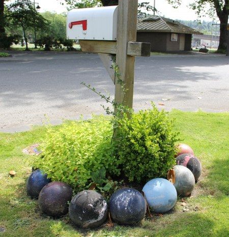 bowling ball garden edging Bowling Ball Crafts, Bowling Ball Garden, Bowling Ball Yard Art, Bowling Ball Art, Flower Bed Borders, Flower Bed Edging, Bowling Balls, Edging Ideas, Landscape Edging