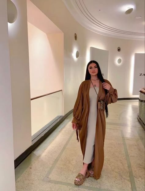 Vacation Outfits Morocco, Structured Fashion Casual, Saudi Arabia Women Fashion, Outfit Abaya, Structured Fashion, Smart Casual Women Outfits, Abaya Outfit, Estilo Hijab, Stile Hijab