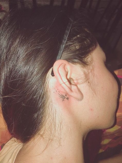 to dream or be the dream tattoo, a constant reminder to always have hope and aim for the star Haileys Comet Tattoos, Comet Tattoo Ideas, Star Behind Ear Tattoo, Star Tattoo Behind Ear, Star Tattoos Behind Ear, Best Star Tattoos, Tattoos Behind Ear, North Star Tattoos, Star Tattoos For Men