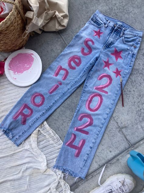 Graduation Memories Ideas, Senior Jeans Painted, Homecoming Jeans Ideas, Senior Painted Jeans, Senior Year Planning, Senior Year Diy, Senior Year Things, Senior Week, Senior Year Fun