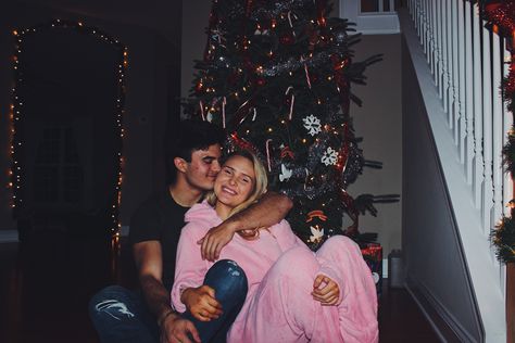 Cozy Couple Christmas Picture, Christmas Morning Couple Pictures, Christmas Morning Couple, Boyfriend Christmas Photos, Cute Christmas Pics With Boyfriend, Christmas Pics With Boyfriend, Christmas Couple Pictures Aesthetic, Christmas Couple Ideas, Christmas Couple Aesthetic