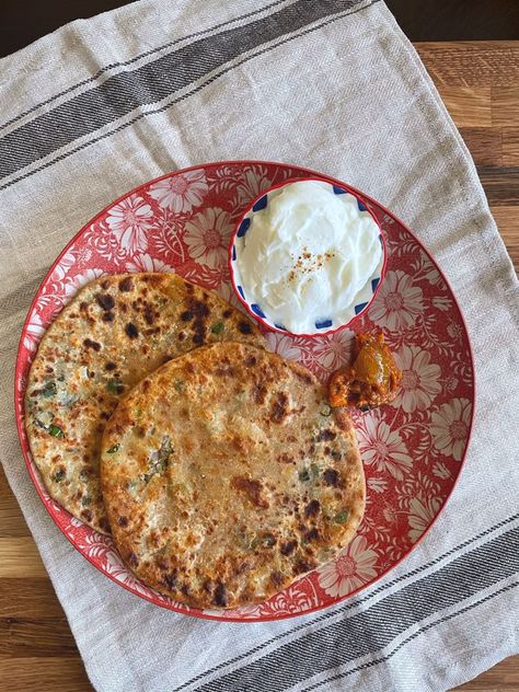 Cauliflower Paratha Indian, Cauliflower Paratha Recipe, Gobi Paratha Recipes, Gobi Paratha, Aloo Paratha, Desi Khana, Raw Cauliflower, Mid Morning Snack, Healthy Veggie