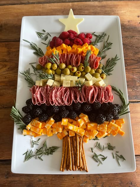 Decorações Com Comidas, Charcuterie Inspiration, Party Food Platters, Easy Food Art, Christmas Food Dinner, Christmas Brunch, Xmas Food, Holiday Appetizers, Christmas Party Food