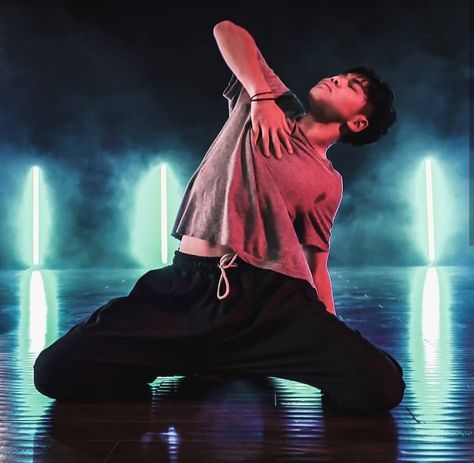 Sean Lew Aesthetic, Dance Aesthetic Male Hip Hop, Guy Dancer Aesthetic, Sean Lew Dance, Dancer Aesthetic Male, Hiphop Dance Poses, Dance Photoshoot Poses Hip Hop, Dance Aesthetic Male, Male Dancer Aesthetic