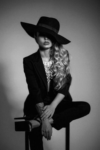 High Fashion Poses, Woman In Suit, Foto Top, Studio Photography Poses, Vintage Photoshoot, Shotting Photo, Photographie Portrait Inspiration, Glam Photoshoot, Model Inspo