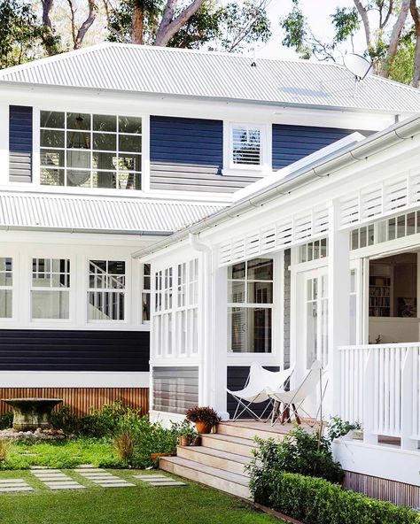 Stritt Design and Construction on Instagram: “Happy, relaxing Sunday! ☀️ House design by Alex Stritt. Construction @strittdesignandconstruction. 📷 @chriswarnes for @homebeautiful…” Coastal Home Exterior, Hampton Homes, Coastal Style Bedroom, Homes Architecture, Coastal Architecture, Luxury Coastal, Beach House Exterior, Hampton House, Beach House Interior