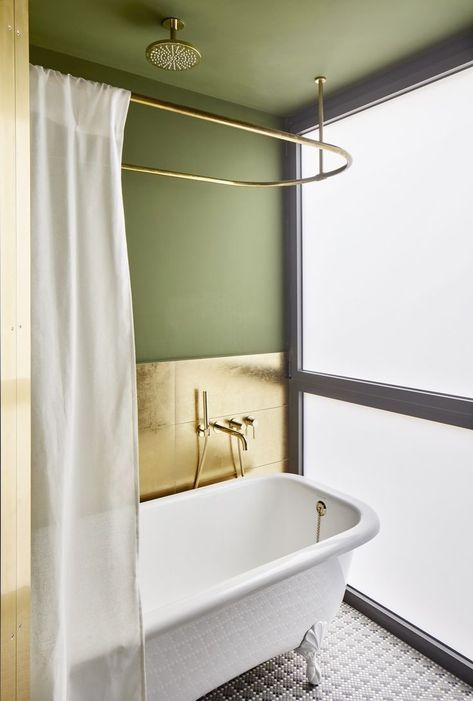 Sage green bathroom with gold tiles and fittings Green Ceiling, Trendy Apartment, Rental Apartment, Bad Inspiration, Small Space Design, Green Walls, Bathroom Shower Tile, 아파트 인테리어, Design Apartment