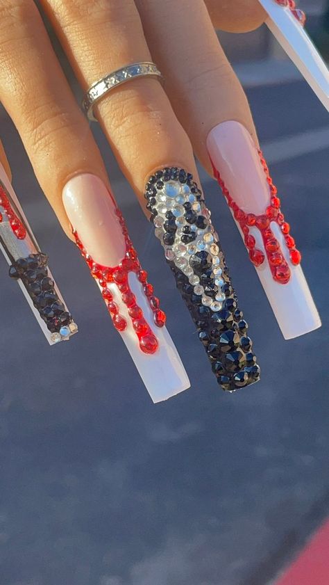 these are some scream nails made out of gems Horror Nails, Holloween Nails, Unghie Nail Art, Halloween Acrylic Nails, Long Acrylic Nail Designs, Drip Nails, Colored Acrylic Nails, Dope Nail Designs, Exotic Nails