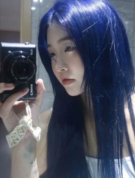 Overtone Blue On Brown Hair, Blue Hair Inspo Color, Midnight Dark Blue Hair, Midnight Blue Hair Color, Straight Blue Hair, Deep Blue Hair, Long Blue Hair, Midnight Blue Hair, Blue Hair Aesthetic