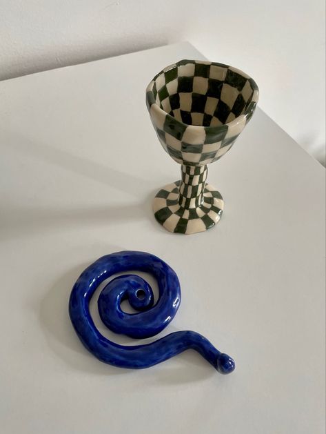 Spiral Pottery, Ceramics Ideas Pottery Sculpting, Spiral Ceramic, Ceramic Hooks, Pottery Wine Cups, Diy Pottery Painting, Blue Spiral, Advanced Ceramics, Earthship