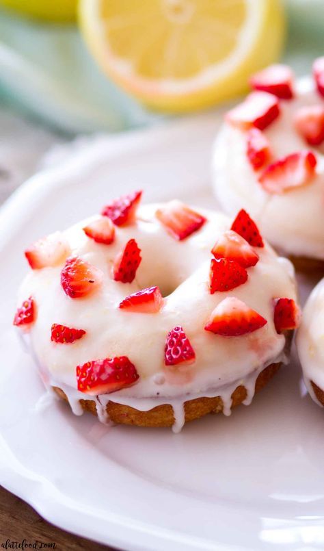 Easy Donut Recipe Baked, Baked Donut Recipe, Donuts Gourmet, Spring Breakfast, Baked Donut, Donuts Donuts, Baked Donut Recipes, Strawberry Donuts, Donut Recipe