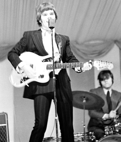 Roy Wood and Bev Bevan of The Move. Windsor National Jazz and Blues Festival, July 1966. Photograph by Michael Putland. Surf Garage, Eight Mile, Roy Wood, Jazz And Blues, Blues Festival, Rock Groups, Mile High, Vintage Magazines, Fashion Vintage