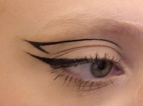 Easy Graphic Eyeliner Hooded Eyes, Black Eyeliner Ideas, Eyeliner Grafico, Simple Graphic Liner, Cute Eyeliner, Drawing Eyeliner, Sharp Liner, Goth Makeup Looks, Makeup Ojos