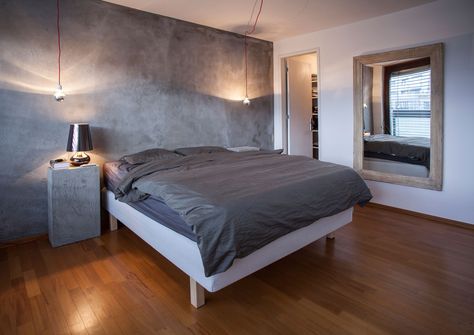 Gallery - Cornlofts Triplex Reconstruction / B² Architecture - 15 Microcement Bedroom, Reclaimed Wood Wall Bedroom, Concrete Bedroom, Wood Walls Bedroom, Wooden Wall Design, Design Ložnic, Bold Bedroom, Rustic Bedroom Design, Tranquil Bedroom