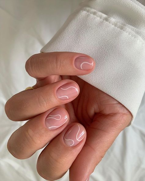 26 Best Minimalist Nail Design Ideas for Wedding | Minimalist Gel Manicure Short Nail Designs For Wedding, Winter Minimalist Nails, Nails With Dots Simple, Minimalist Gel Nails, Winter Nails Minimalist, Minimal Nails Design, Nails White Design, Minimal Nail Design, Line Manicure