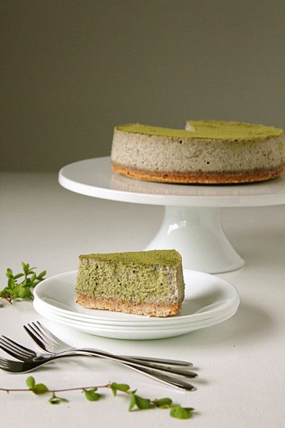 Matcha and black sesame cheesecake with hazelnut shortbread crust. Sesame Cheesecake, Matcha Black Sesame, Matcha Dessert Recipes, Matcha Cheesecake, Green Desserts, Matcha Dessert, Matcha Recipe, Cream Tea, Asian Desserts