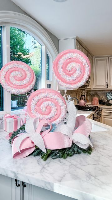 Candy Decorations Diy, Xmas Decorations Diy, Candy Decor, Giant Candy, Candy Station, Candyland Christmas, Pastel Candy, Pink Xmas, Christmas Float