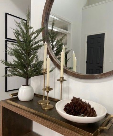 Winter Decorating Ideas, Minimalist Christmas Decor, Winter Decorating, Neutral Christmas Decor, Minimal Christmas, Modern Christmas Decor, Cozy Candles, Christmas Decor Inspiration, Simple Christmas Decor