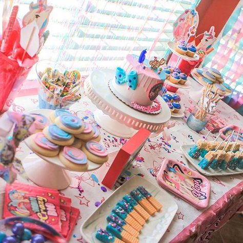 Kids Party Dessert Table, Snack Table Ideas Party Kids, Birthday Party Food Table Set Up, Easy Cheap Desserts, Dessert Table Birthday Party, Kids Party Desserts, Party Snack Table, Birthday Party Dessert Table, Cheap Desserts