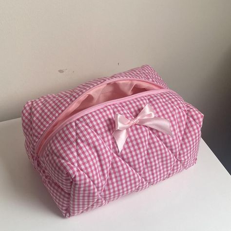 Handmade pink gingham makeup bag with bow detail and... - Depop Gingham Makeup Bag, Diy Quilted Makeup Bag, Gingham Makeup, Sewing Makeup Bag, Makeup Bag Pattern, Quilted Makeup Bag, Makeup Pouches, Diy Makeup Bag, Cute Makeup Bags