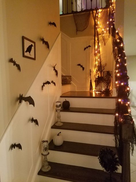 Fall Stair Railing Decor, Stairwell Halloween Decor, Halloween Stairs Decor, Staircase Halloween Decor, Fall Decor Staircase, Halloween Decor For Stairs, Halloween Stairs Decorations, Halloween Decor Stairs, Halloween Decorations Stairs