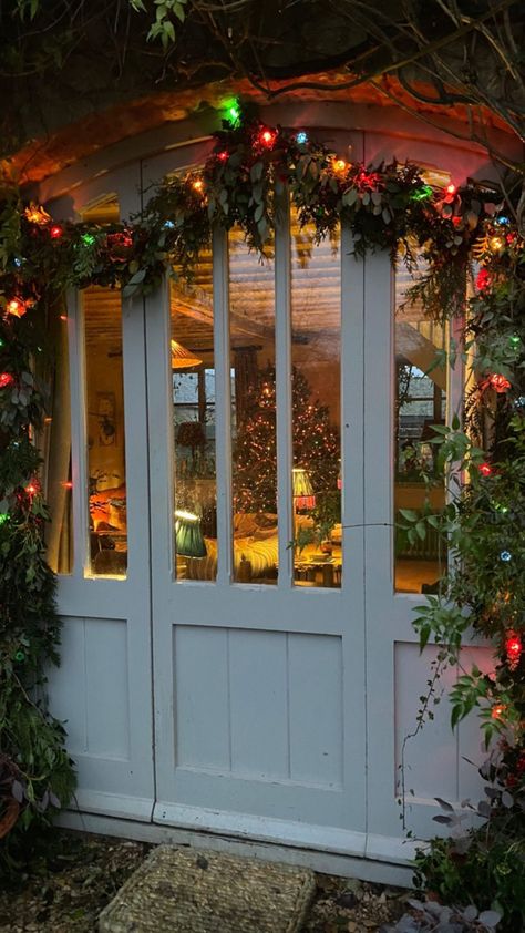 Vintage Christmas Decorating, Amanda Brooks, Birthday Morning, English Christmas, Christmas Decorating Ideas, Earth Homes, Christmas Inspo, Romantic Garden, Victorian Christmas