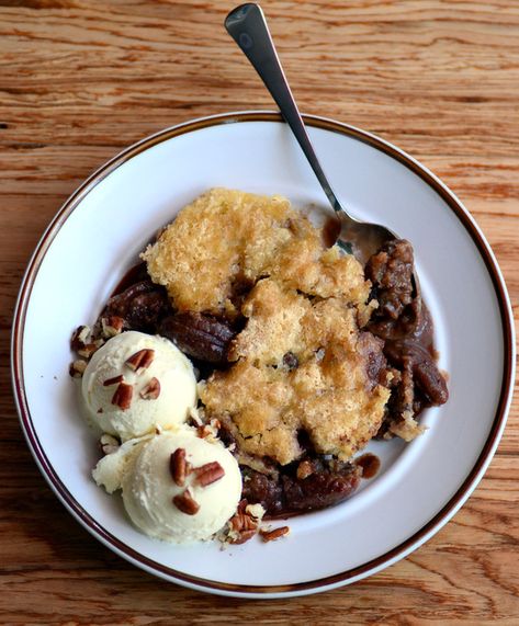 Pecan Chocolate Cobbler - Baking Bites Chocolate Pecan Cobbler, Pecan Cobbler Recipe, Pecan Pie Cobbler, Pecan Chocolate, Pecan Cobbler, Chocolate Cobbler, Butter Pecan Ice Cream, Cobbler Topping, Sweet Corner