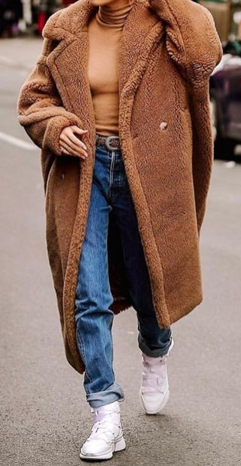 Teddy Coat Street Style, Hailey Bieber Instagram, Teddy Jacket Outfit, Winter Midi Skirt, Winter Midi Skirt Outfit, Midi Skirt Outfit Ideas, Teddy Coat Outfit, Skirt Outfit Ideas, Street Style Fall Outfits