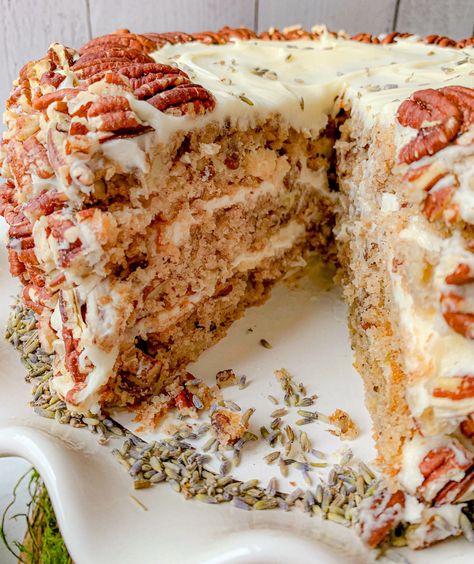 Old Fashioned Hummingbird Cake Recipe -  #dessert #desserts #cake #cookie #dessertbar #dessertsquare #cupcake #pie #tart Hummingbird Cake Recipe, Southern Cakes, White Cake Stand, Hummingbird Cake Recipes, Dessert Squares, Southern Cake, Cake Roll Recipes, Desserts Cake, Hummingbird Cake