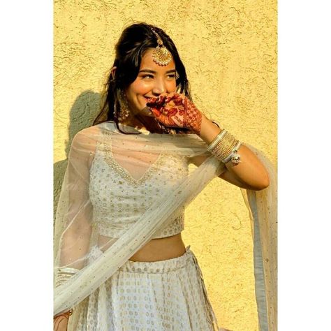 Lehnga Photoshoot Poses, Love Crush, For Wedding Dresses, Casual Indian Fashion, Desi Fashion Casual, Indian Photoshoot, Stylish Photo Pose, Flowers Aesthetic, Classy Photography