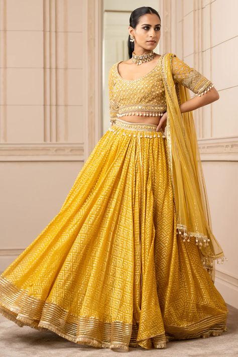 Brocade Lehenga, Mustard Fabric, Pakistani Formal Dresses, Yellow Lehenga, Lehenga Designs Simple, Saree Lehenga, Red Lehenga, Tarun Tahiliani, Embellished Blouse