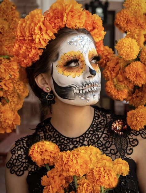 Mexican Inspired Halloween Costumes, Catrina Costume, Catrina Makeup, Halloween Makeup Sugar Skull, Dead Makeup, Day Of The Dead Art, Sugar Skull Makeup, Face Paint Makeup, Cute Couple Halloween Costumes