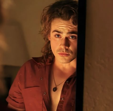 Billy Hargrove Red Shirt, Billy Stranger Things, Darce Montgomery, Stranger Things Billy, Red Button Up Shirt, Akali League Of Legends, Billy Hargrove, Dacre Montgomery, Fire Image